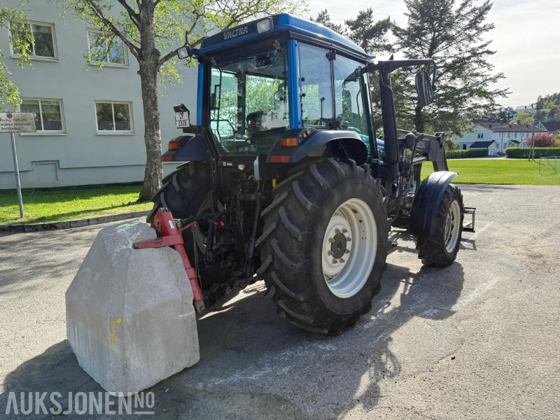 2005 Valtra A85 traktor med frontlaster, snøfres, snøskjær, gafler, skuffe, gruskasse og feieaggregat - Trator: foto 5 2005 Valtra A85 traktor med frontlaster, snøfres, snøskjær, gafler, skuffe, gruskasse og feieaggregat - Trator: foto 5