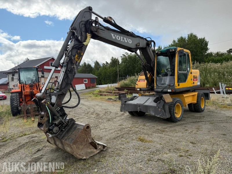 2006 Volvo EW140B Hjulgraver m/pallegaffel og skuff - Steelwrist tiltrotator. - Escavadeira: foto 1 2006 Volvo EW140B Hjulgraver m/pallegaffel og skuff - Steelwrist tiltrotator. - Escavadeira: foto 1