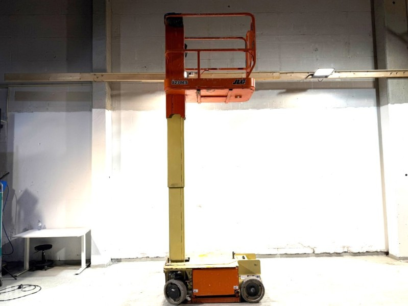 2008 JLG 1230ES Elektrisk mastelift med 5,6 m arbeidshøyde - Plataforma aérea: foto 1 2008 JLG 1230ES Elektrisk mastelift med 5,6 m arbeidshøyde - Plataforma aérea: foto 1