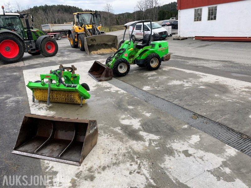 2009 AVANT 750 MINILASTER | 2 SKUFFER | AVANT 1500 KOST | PALLEGAFLER | 3267 TIMER - Mini carregadeira: foto 1 2009 AVANT 750 MINILASTER | 2 SKUFFER | AVANT 1500 KOST | PALLEGAFLER | 3267 TIMER - Mini carregadeira: foto 1