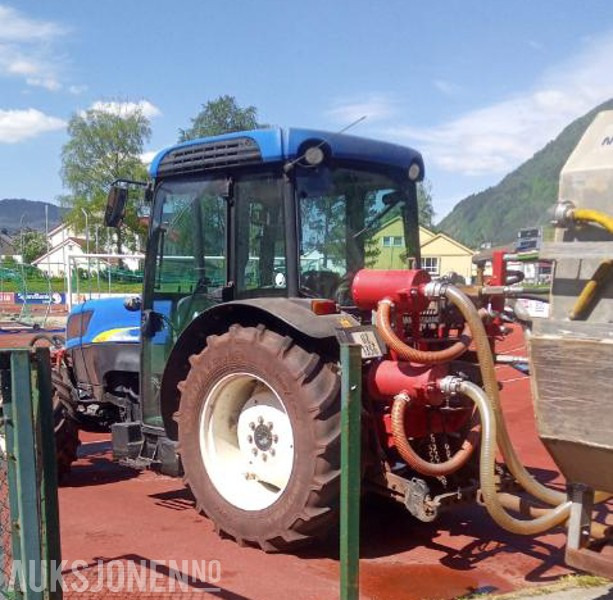 2011 New Holland T4050 - Traktor med spyleutstyr, spesielt laget for rengjøring av dekke på friidrettsbaner / løpebaner - Trator: foto 4 2011 New Holland T4050 - Traktor med spyleutstyr, spesielt laget for rengjøring av dekke på friidrettsbaner / løpebaner - Trator: foto 4
