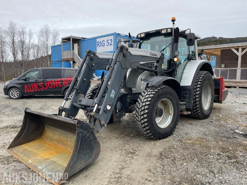 2011 Valtra N142 8670 Med laster og skuffe, Pallegaflfler, lodd, Eu godkjent til 22.01.2026 - Trator: foto 1 2011 Valtra N142 8670 Med laster og skuffe, Pallegaflfler, lodd, Eu godkjent til 22.01.2026 - Trator: foto 1