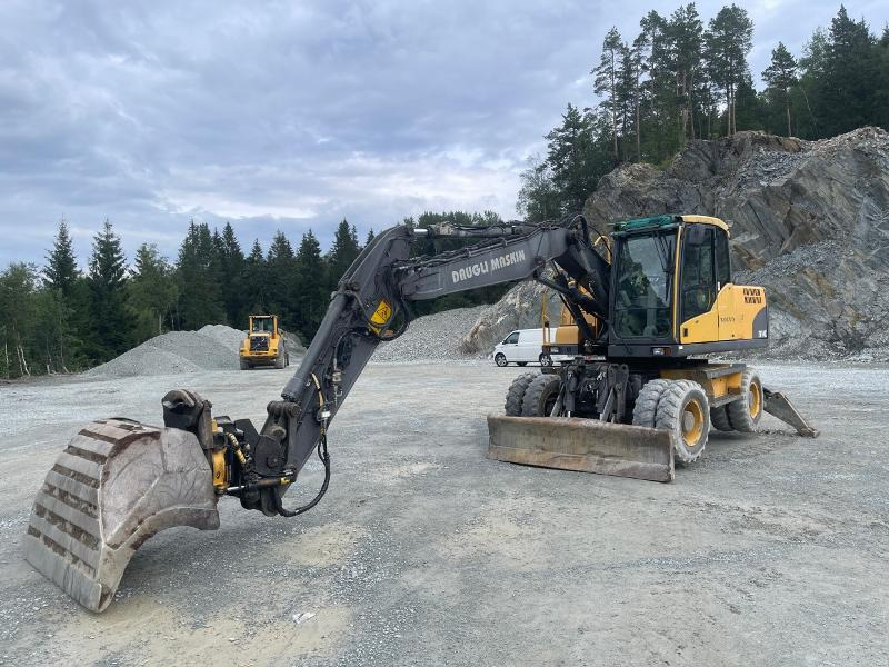 2011 Volvo EW140C Hjulgraver - VA-bom - Sentralsmøring - Bunkringspumpe - Engcon Tiltrotator med klype - Pusseskuffe - Escavadeira: foto 1 2011 Volvo EW140C Hjulgraver - VA-bom - Sentralsmøring - Bunkringspumpe - Engcon Tiltrotator med klype - Pusseskuffe - Escavadeira: foto 1