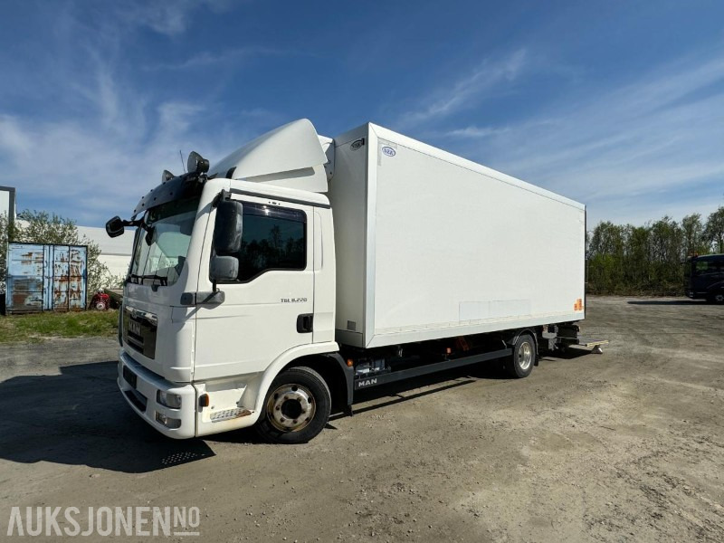 2013 MAN TGL 8.220 4X2BL - 18PL Carrier Frys - Bakløft - EU-Godkjent - Caminhão furgão: foto 1 2013 MAN TGL 8.220 4X2BL - 18PL Carrier Frys - Bakløft - EU-Godkjent - Caminhão furgão: foto 1