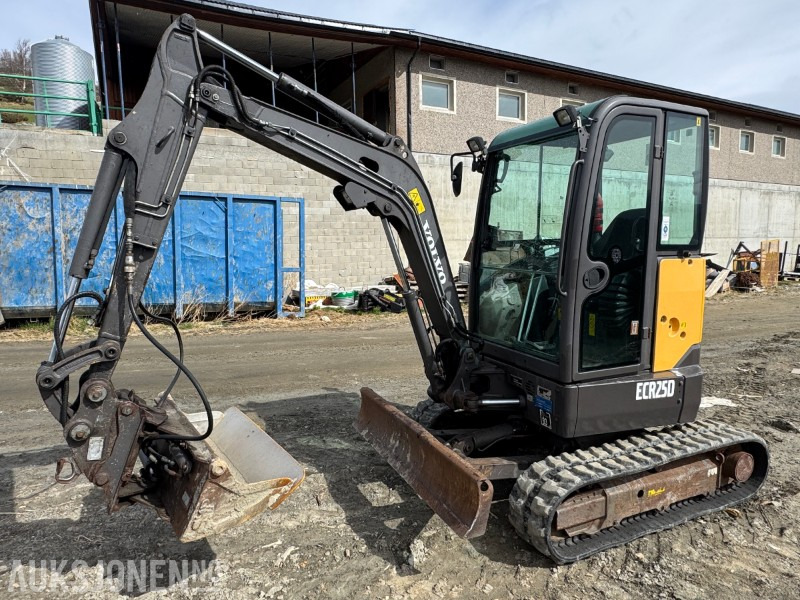 2013 Volvo ECR25D gravemaskin med 3 skuffer - Mini escavadeira: foto 1 2013 Volvo ECR25D gravemaskin med 3 skuffer - Mini escavadeira: foto 1
