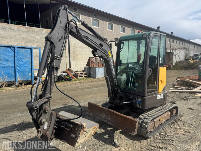 2013 Volvo ECR25D gravemaskin med 3 skuffer - Mini escavadeira: foto 4 2013 Volvo ECR25D gravemaskin med 3 skuffer - Mini escavadeira: foto 4