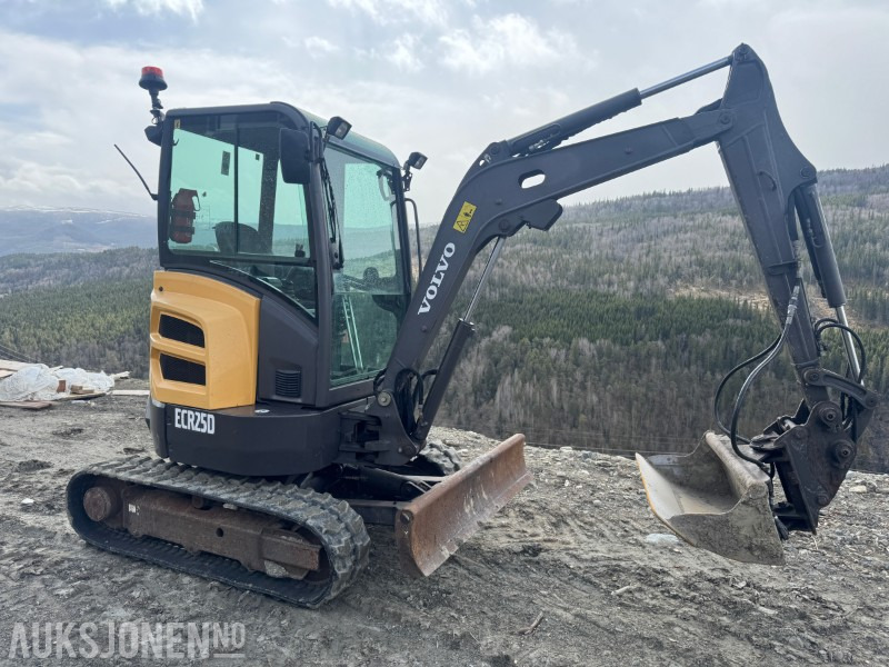 2013 Volvo ECR25D gravemaskin med 3 skuffer - Mini escavadeira: foto 2 2013 Volvo ECR25D gravemaskin med 3 skuffer - Mini escavadeira: foto 2