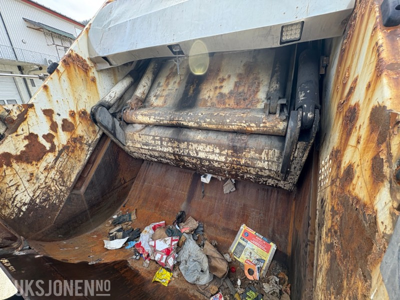Caminhão de lixo 2014 Volvo FM 420 renovasjonsbil med 2-kammers løsning: foto 12