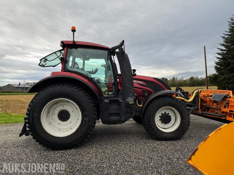 2016 Valtra T174E med Schmidt Tellefsdal U-LS 43.6 plog (2022), Valtra 76 frontlaster og betong lodd - Trator: foto 4 2016 Valtra T174E med Schmidt Tellefsdal U-LS 43.6 plog (2022), Valtra 76 frontlaster og betong lodd - Trator: foto 4