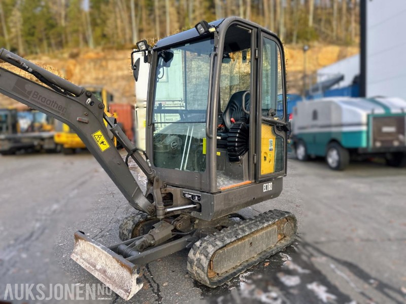 2017 VOLVO EC18D MINIGRAVER 1790 KG SMP GRAVESKUFFE 2358 TIMER - Mini escavadeira: foto 5 2017 VOLVO EC18D MINIGRAVER 1790 KG SMP GRAVESKUFFE 2358 TIMER - Mini escavadeira: foto 5