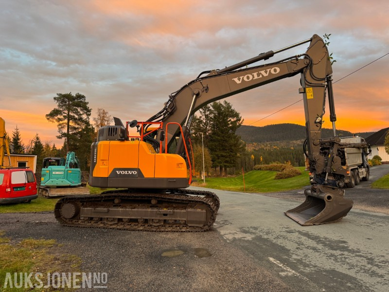 2022 Volvo ECR235EL gravemaskin – kun 15,8 timer – SMP tiltrotator, pusseskuffe og graveskuffe - Escavadeira: foto 5 2022 Volvo ECR235EL gravemaskin – kun 15,8 timer – SMP tiltrotator, pusseskuffe og graveskuffe - Escavadeira: foto 5