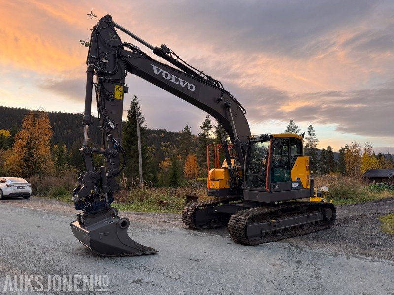 2022 Volvo ECR235EL gravemaskin – kun 15,8 timer – SMP tiltrotator, pusseskuffe og graveskuffe - Escavadeira: foto 1 2022 Volvo ECR235EL gravemaskin – kun 15,8 timer – SMP tiltrotator, pusseskuffe og graveskuffe - Escavadeira: foto 1