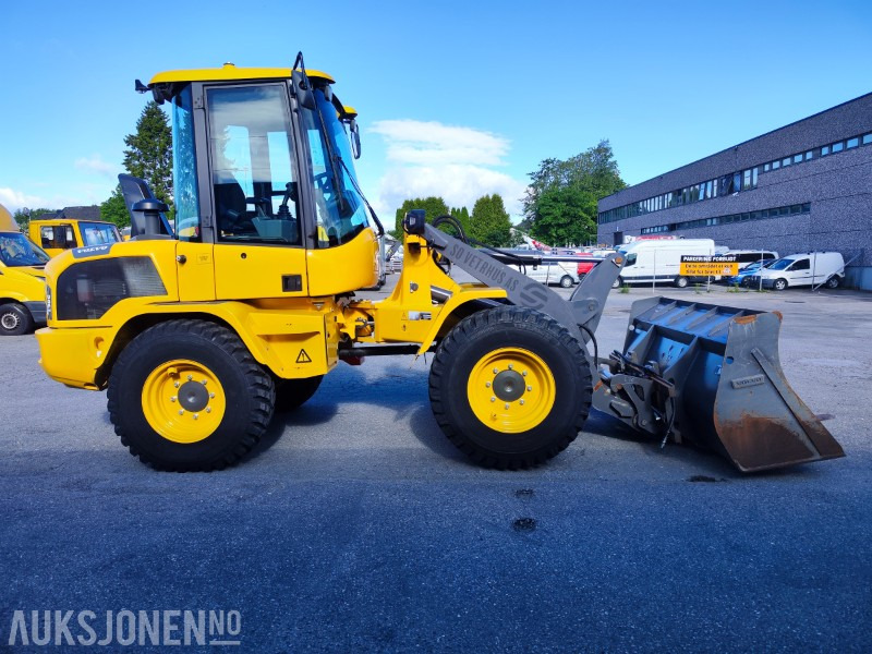 2022 Volvo L30GS – Komplett maskin - Lavt timetall - Feiekost - Vikeplog - Skuff - Gafler - Carregadeira de rodas: foto 5 2022 Volvo L30GS – Komplett maskin - Lavt timetall - Feiekost - Vikeplog - Skuff - Gafler - Carregadeira de rodas: foto 5