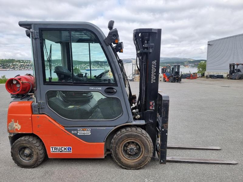 2010 Toyota 2010 Toyota 02-8FGF25 - 2,5 tonns propantruck - 4,7 m løftehøyde - Equipamento de movimentação: foto 2 2010 Toyota 2010 Toyota 02-8FGF25 - 2,5 tonns propantruck - 4,7 m løftehøyde - Equipamento de movimentação: foto 2