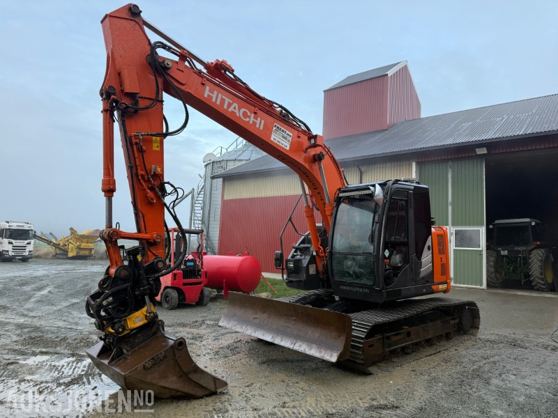 Hitachi ZX135 US-6 EC219, 2 skuffer, sentralsmøring - Escavadeira: foto 1 Hitachi ZX135 US-6 EC219, 2 skuffer, sentralsmøring - Escavadeira: foto 1