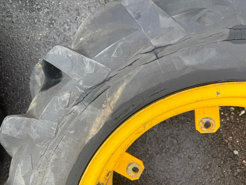 Máquina agrícola 1 GoodYear 12.4-24 traktordekk med felg: foto 9