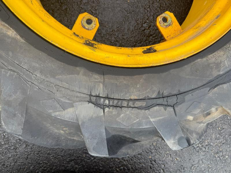 Máquina agrícola 1 GoodYear 12.4-24 traktordekk med felg: foto 10