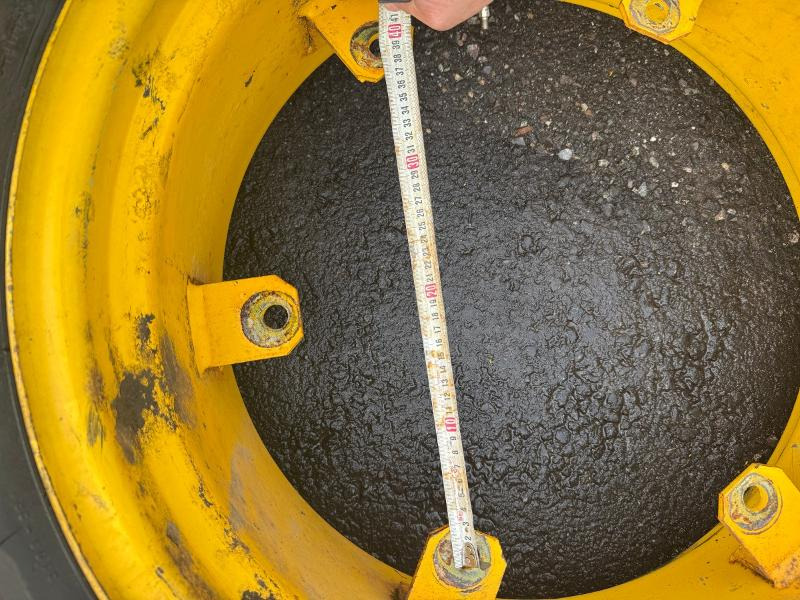 Máquina agrícola 1 GoodYear 12.4-24 traktordekk med felg: foto 7