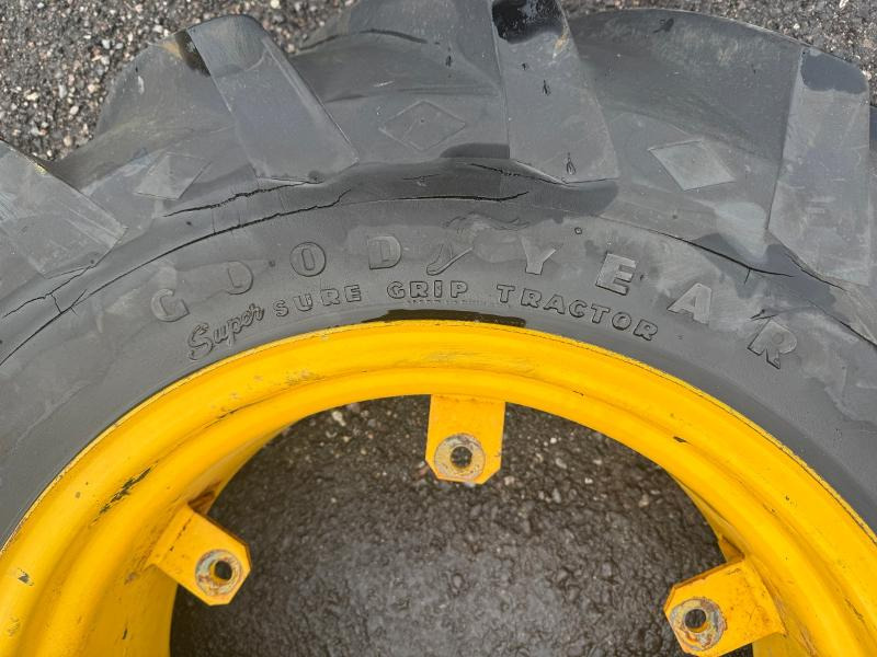 Máquina agrícola 1 GoodYear 12.4-24 traktordekk med felg: foto 8