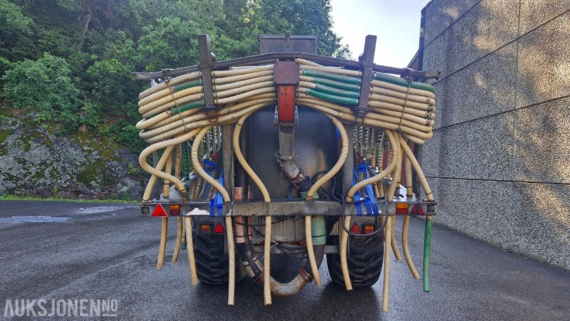 Harsø Tankvogn med slangespreder og store 700-hjul (Trelleborg) - Máquina agrícola: foto 3 Harsø Tankvogn med slangespreder og store 700-hjul (Trelleborg) - Máquina agrícola: foto 3