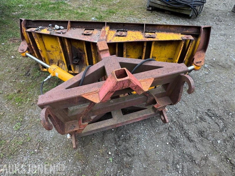 Hydraulisk Brøyteskjær til traktor og hjullaster - bredde 2720 mm - Volvo BM og Triangelfeste - Máquina agrícola: foto 4 Hydraulisk Brøyteskjær til traktor og hjullaster - bredde 2720 mm - Volvo BM og Triangelfeste - Máquina agrícola: foto 4