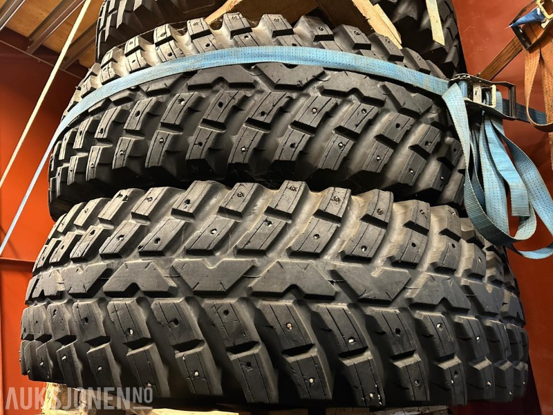Piggdekksett til 900-serien – 620/80R42 + 480/80R34 – Klare for vinter - Máquina agrícola: foto 1 Piggdekksett til 900-serien – 620/80R42 + 480/80R34 – Klare for vinter - Máquina agrícola: foto 1