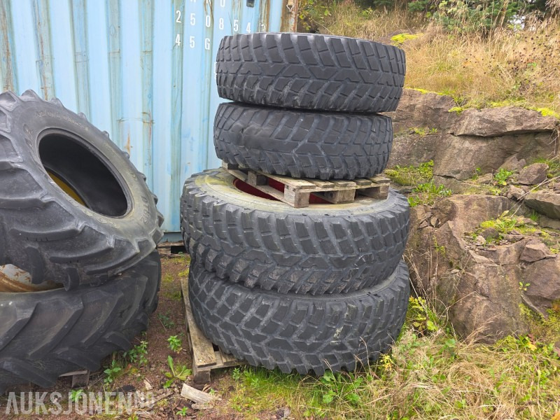 Traktordekk 2 stk 540/80R38 og 2 stk Nokian 440/80R28 - Máquina agrícola: foto 1 Traktordekk 2 stk 540/80R38 og 2 stk Nokian 440/80R28 - Máquina agrícola: foto 1