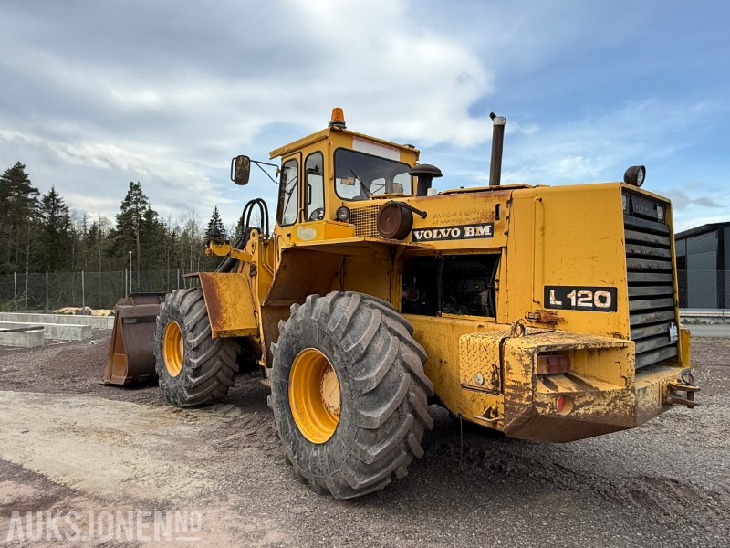 Volvo L120 Hjullaster - 4x4 - Gjerstad 2900L skuff - Nylig byttet dekk - Vekt montert - Carregadeira de rodas: foto 4 Volvo L120 Hjullaster - 4x4 - Gjerstad 2900L skuff - Nylig byttet dekk - Vekt montert - Carregadeira de rodas: foto 4