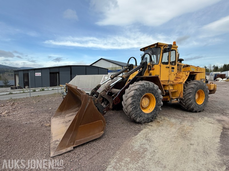 Volvo L120 Hjullaster - 4x4 - Gjerstad 2900L skuff - Nylig byttet dekk - Vekt montert - Carregadeira de rodas: foto 1 Volvo L120 Hjullaster - 4x4 - Gjerstad 2900L skuff - Nylig byttet dekk - Vekt montert - Carregadeira de rodas: foto 1