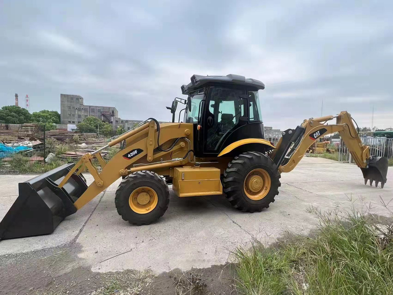 Retroescavadeira CATERPILLAR 420F: foto 1