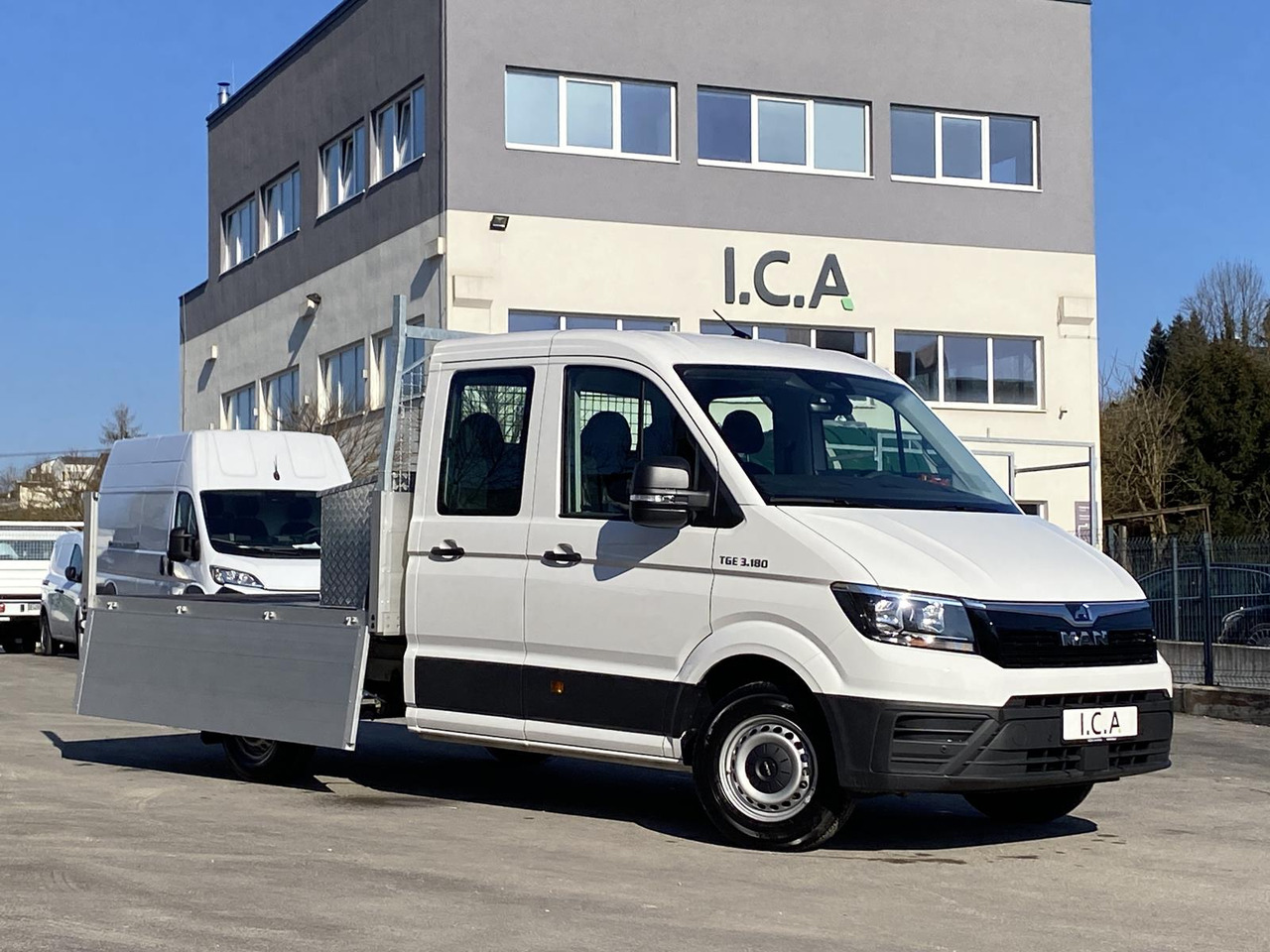 MAN TGE 3.180 DOKA 1+6 3640MM | OFFENE PRITSCHE + ALU KOFFER AUF DER PRITSCHE - Furgão caixa aberta: foto 2 MAN TGE 3.180 DOKA 1+6 3640MM | OFFENE PRITSCHE + ALU KOFFER AUF DER PRITSCHE - Furgão caixa aberta: foto 2