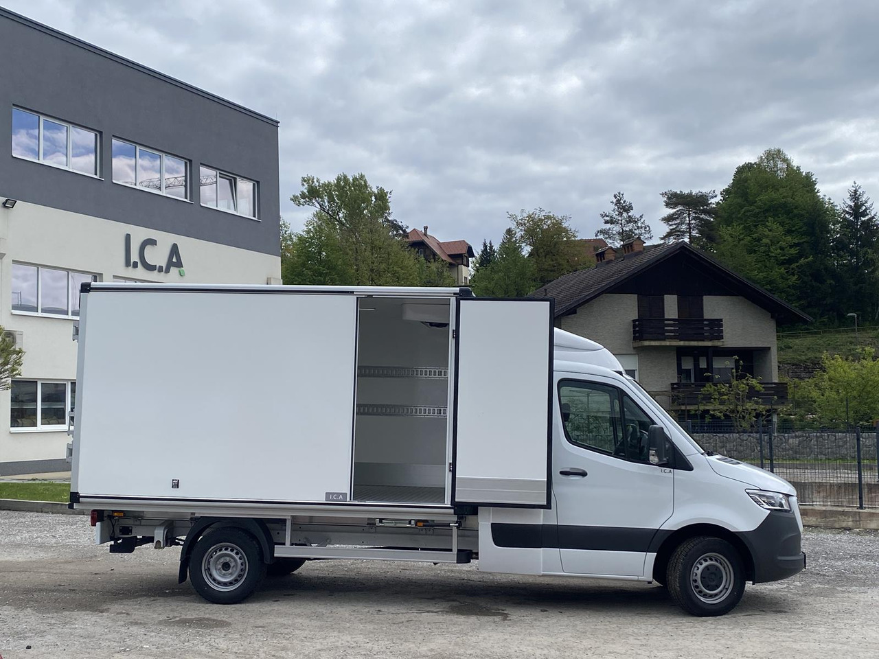 MERCEDES BENZ SPRINTER 317 CDI | DOPPELREGIME TIEFKÜHLKOFFER + BACKSLEEPER - Carrinha frigorífica: foto 4 MERCEDES BENZ SPRINTER 317 CDI | DOPPELREGIME TIEFKÜHLKOFFER + BACKSLEEPER - Carrinha frigorífica: foto 4