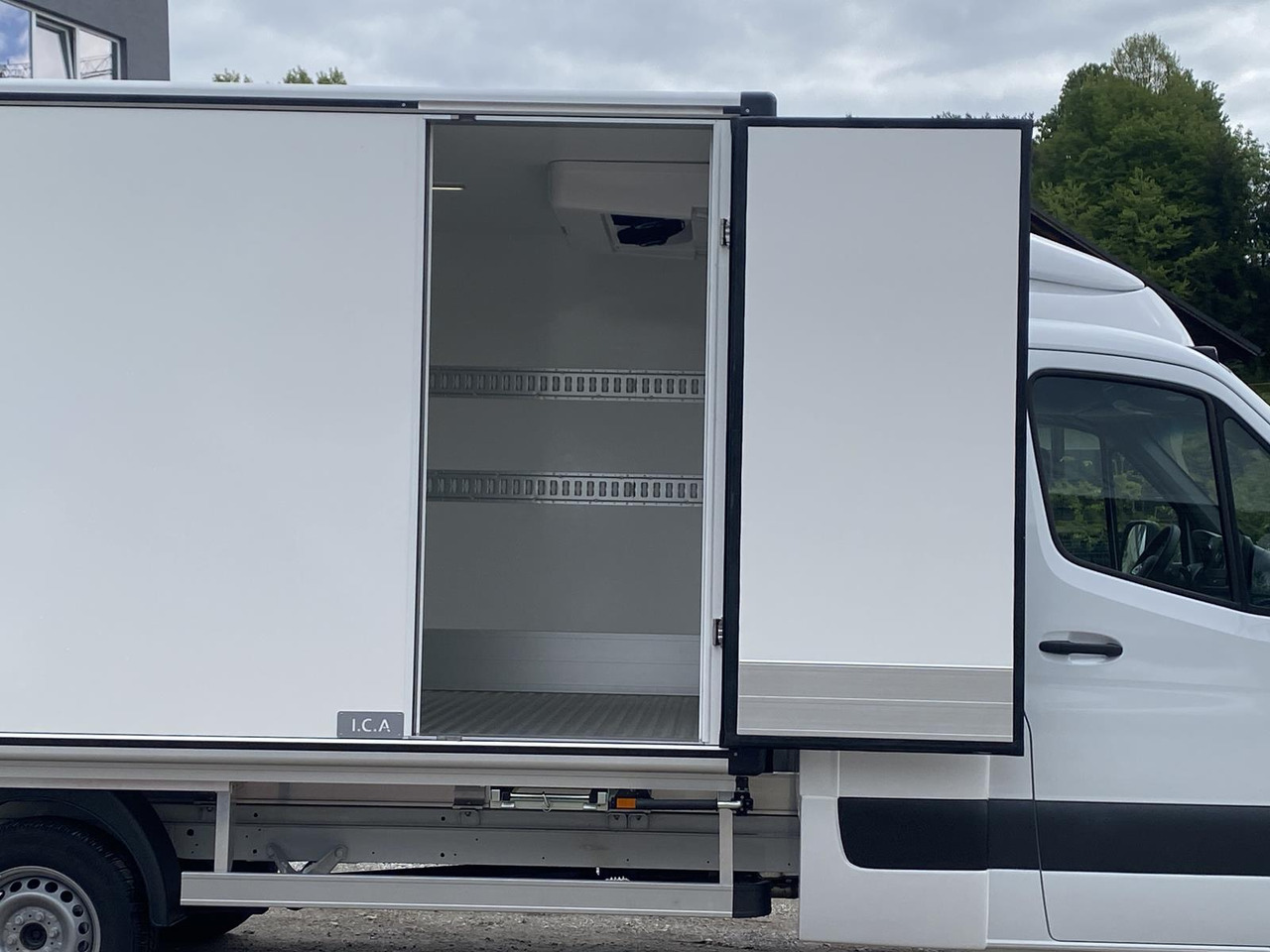 MERCEDES BENZ SPRINTER 317 CDI | DOPPELREGIME TIEFKÜHLKOFFER + BACKSLEEPER - Carrinha frigorífica: foto 3 MERCEDES BENZ SPRINTER 317 CDI | DOPPELREGIME TIEFKÜHLKOFFER + BACKSLEEPER - Carrinha frigorífica: foto 3