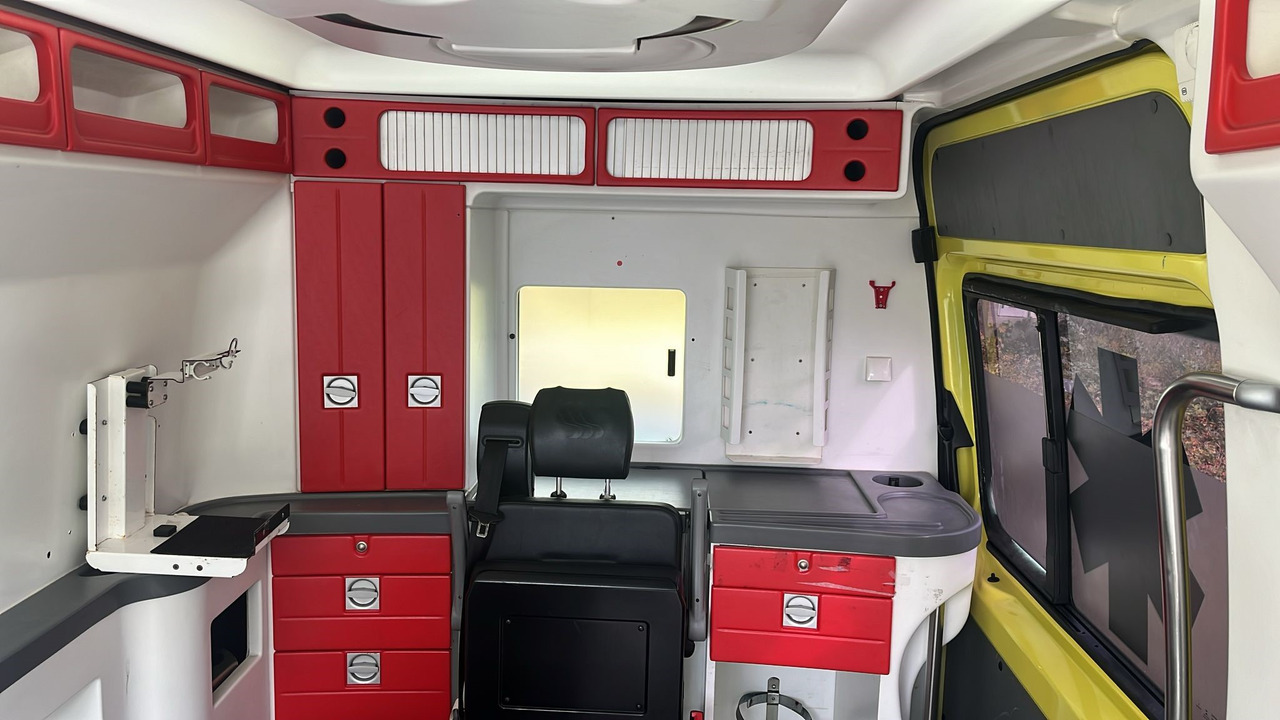 Mercedes Benz AMBULANCE Lot of 10 units Sprinter 313 CDI Automatic - Furgão: foto 4 Mercedes Benz AMBULANCE Lot of 10 units Sprinter 313 CDI Automatic - Furgão: foto 4