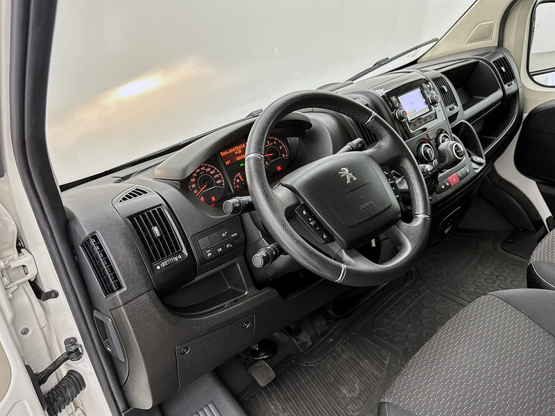 Peugeot Boxer 330 2.2 BlueHDi 120 L1H1 Premium Navigatie Achteruitrijcamera Betimmering Cruise Control - Furgão compacto: foto 5 Peugeot Boxer 330 2.2 BlueHDi 120 L1H1 Premium Navigatie Achteruitrijcamera Betimmering Cruise Control - Furgão compacto: foto 5