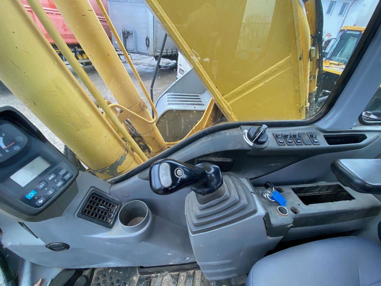 New Holland Kobelco E 215 22 T Klima - Escavadora de rastos: foto 4 New Holland Kobelco E 215 22 T Klima - Escavadora de rastos: foto 4