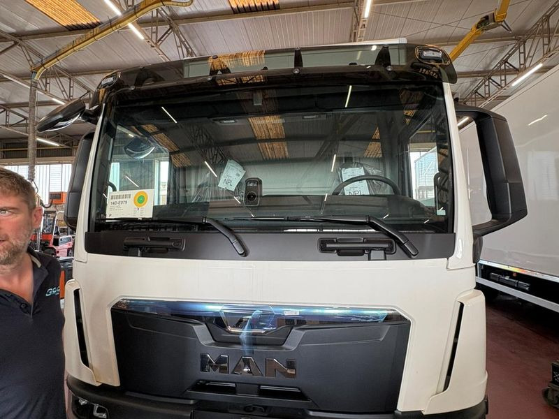 CUBO CON PEDANA 4x2 250hp MAN TGL 12.250 4x2 BL CH - Caminhão furgão: foto 3 CUBO CON PEDANA 4x2 250hp MAN TGL 12.250 4x2 BL CH - Caminhão furgão: foto 3