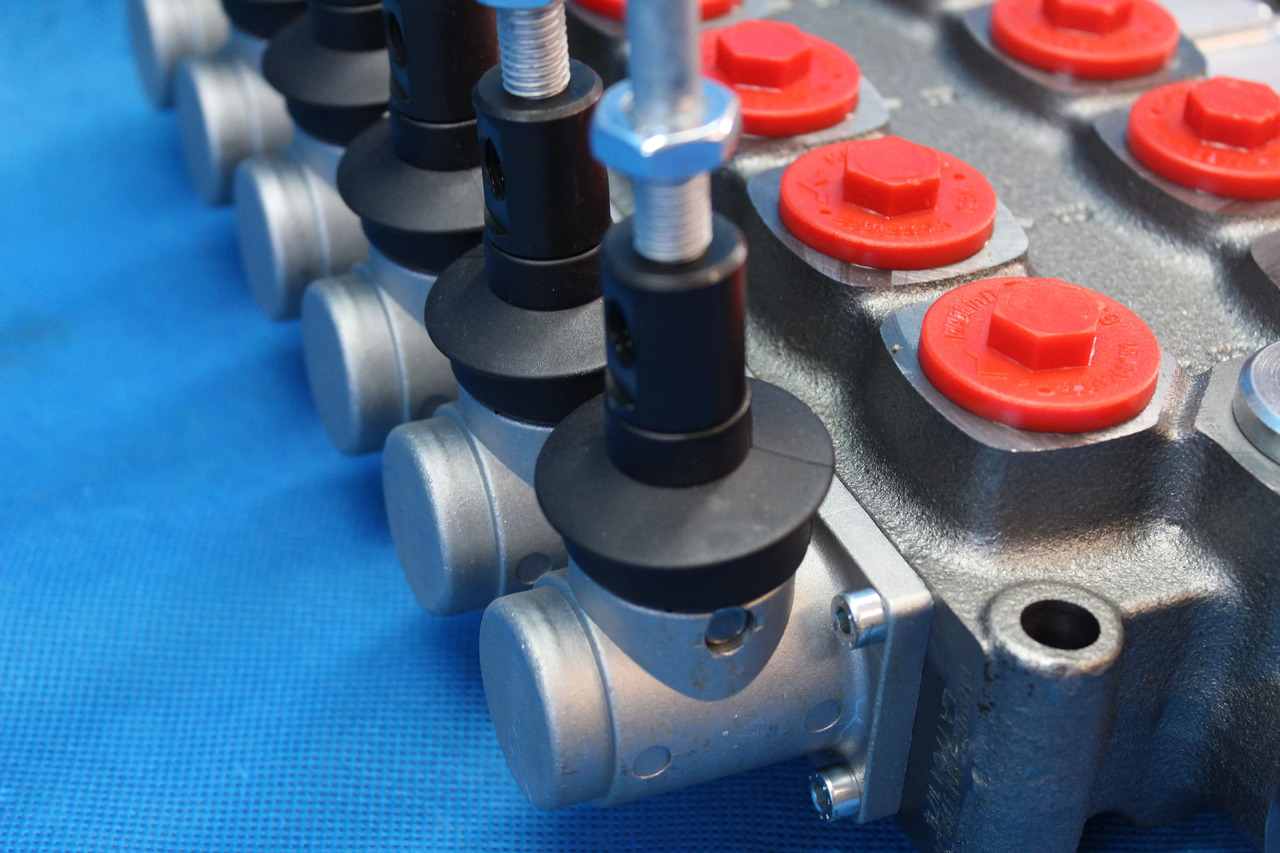 6 Sections Directional Control Valve Galtech Q95 120 l/min 31 GPM Electric solen for HDS-edged and cranes. - Equipamento aeroportuário: foto 2 6 Sections Directional Control Valve Galtech Q95 120 l/min 31 GPM Electric solen for HDS-edged and cranes. - Equipamento aeroportuário: foto 2