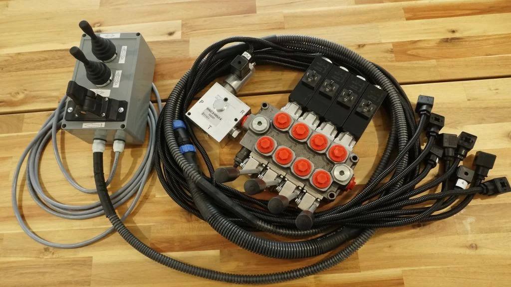 Proportional control box 12V 2 joysticks + finger controller + monoblock Galtec for Palfinger, Kubota, Fassi, Hiab - Equipamento florestal: foto 4 Proportional control box 12V 2 joysticks + finger controller + monoblock Galtec for Palfinger, Kubota, Fassi, Hiab - Equipamento florestal: foto 4