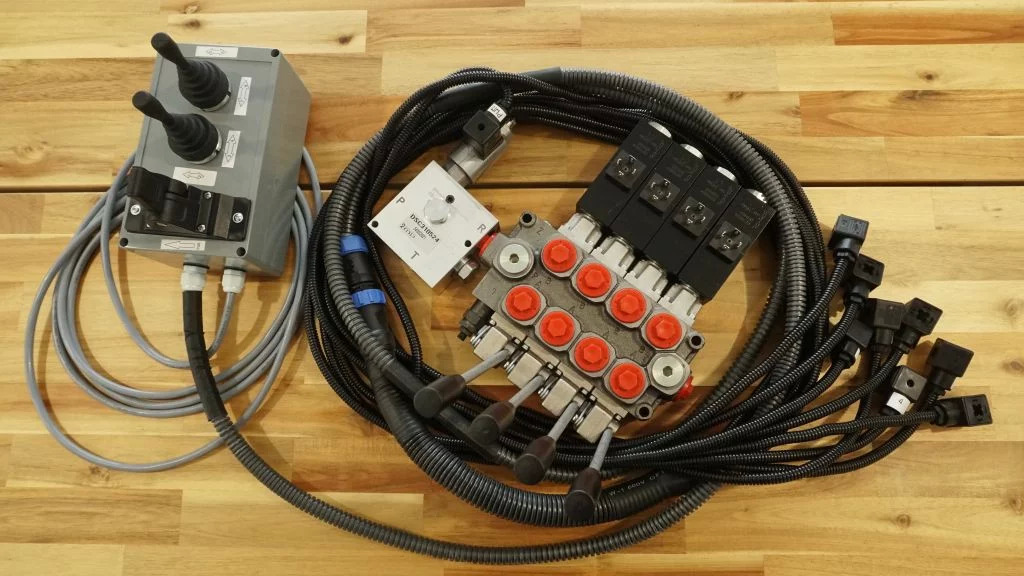 Proportional control box 12V 2 joysticks + finger controller + monoblock Galtec for Palfinger, Kubota, Fassi, Hiab - Equipamento florestal: foto 1 Proportional control box 12V 2 joysticks + finger controller + monoblock Galtec for Palfinger, Kubota, Fassi, Hiab - Equipamento florestal: foto 1