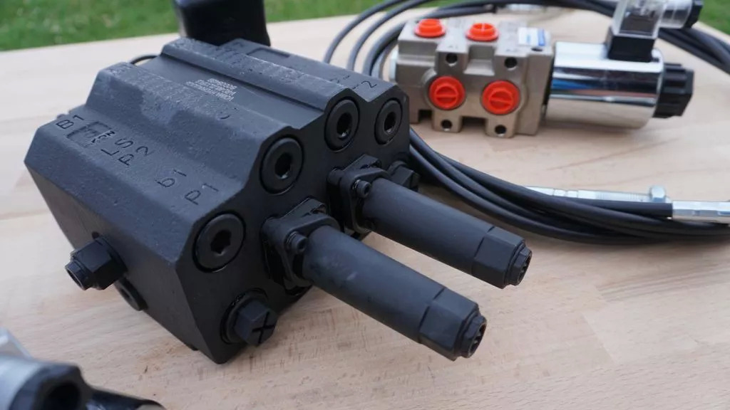 Front loader valve with Load Sensing LS valve 4 function Joystick 90 l/min 24 gp Case IH - Carregador frontal para o trator de Caminhão: foto 2 Front loader valve with Load Sensing LS valve 4 function Joystick 90 l/min 24 gp Case IH - Carregador frontal para o trator de Caminhão: foto 2