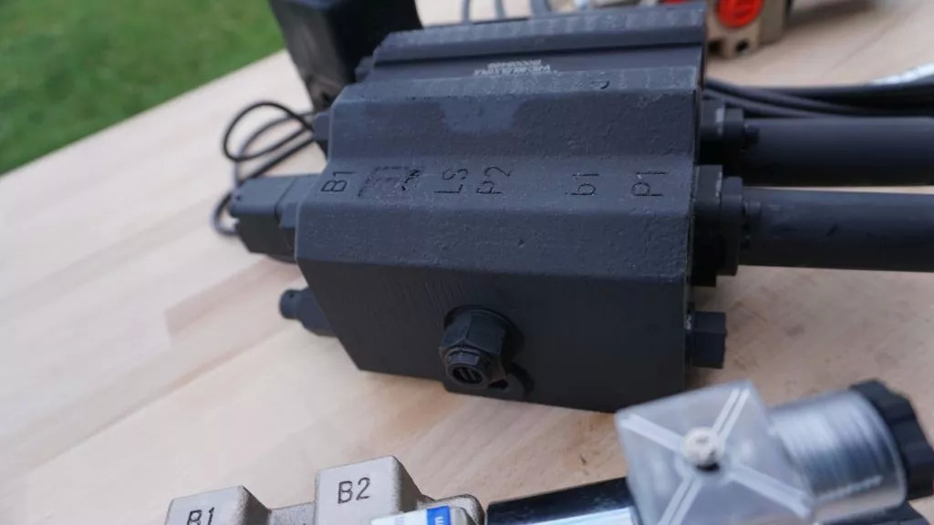 Front loader valve with Load Sensing LS valve 4 function Joystick 90 l/min 24 gp Case IH - Carregador frontal para o trator de Caminhão: foto 5 Front loader valve with Load Sensing LS valve 4 function Joystick 90 l/min 24 gp Case IH - Carregador frontal para o trator de Caminhão: foto 5