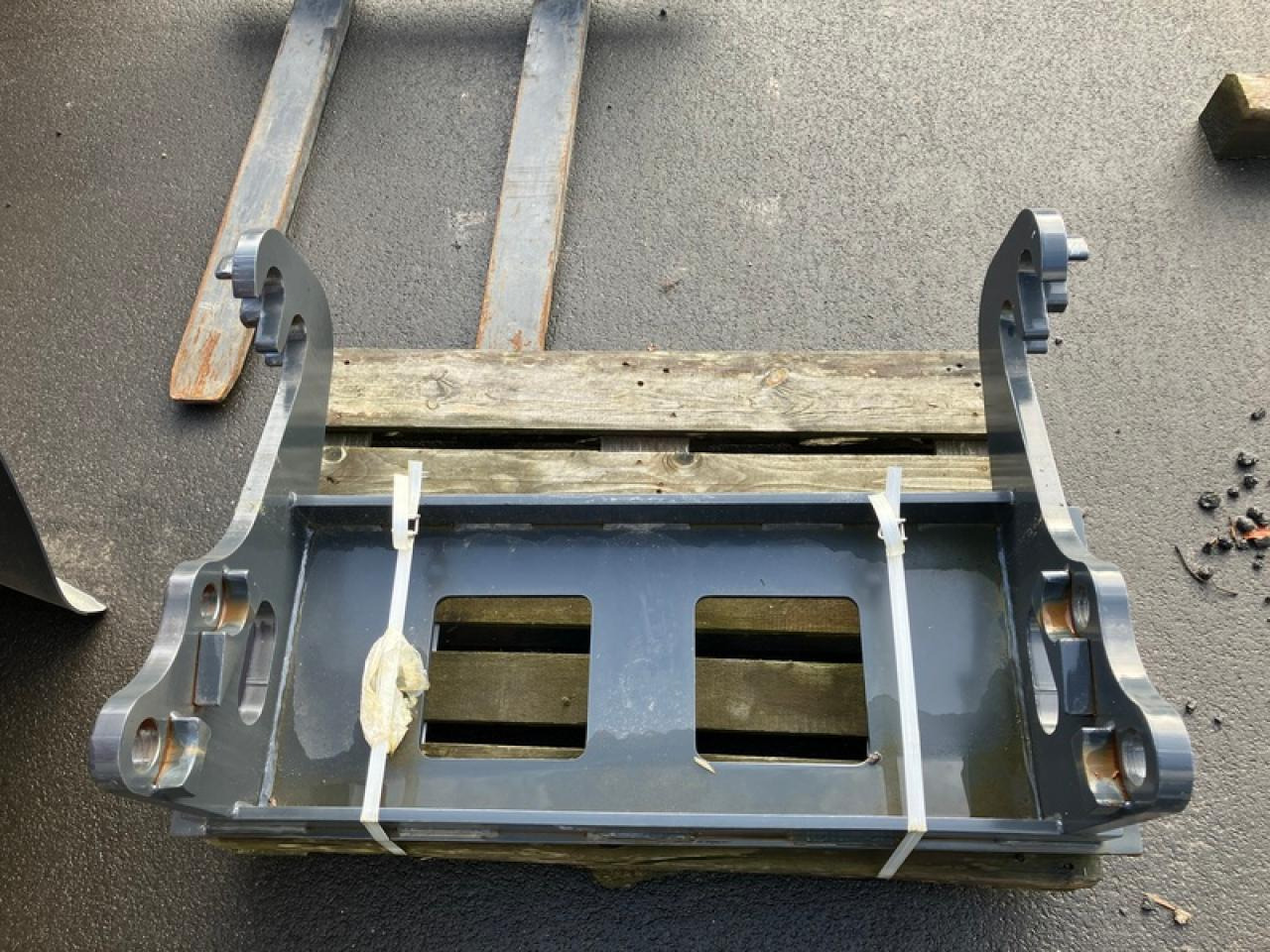 ADAPTER SCHÄFFER AUF EURO-AUFNAHME - Carregador frontal para o trator: foto 4 ADAPTER SCHÄFFER AUF EURO-AUFNAHME - Carregador frontal para o trator: foto 4