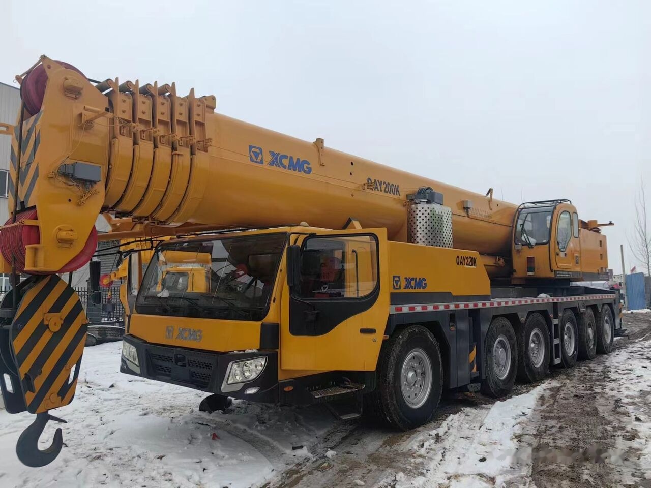 XCMG QAY200 truck crane 25 50 70 80 100 200 mobile crane for sale - Guindaste móvel: foto 2 XCMG QAY200 truck crane 25 50 70 80 100 200 mobile crane for sale - Guindaste móvel: foto 2