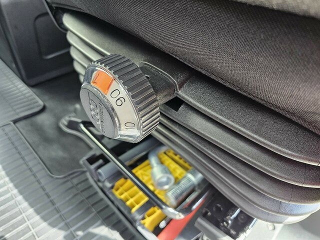 IVECO Daily 35S18HA8 3.0 Koffer Hi-Matic AHK Tacho... - Carrinha de contentor: foto 2 IVECO Daily 35S18HA8 3.0 Koffer Hi-Matic AHK Tacho... - Carrinha de contentor: foto 2