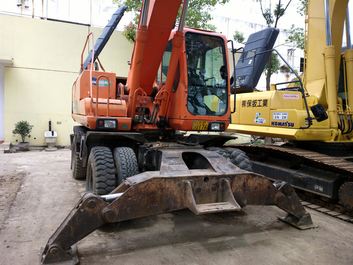 Escavadeira de rodas Doosan 210-7: foto 1