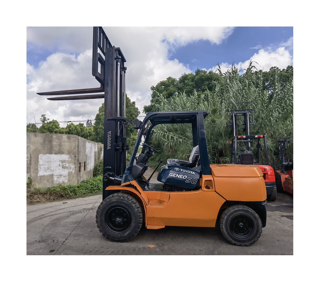 Used Toyota FD50 forklift - Empilhadeira a diesel: foto 1 Used Toyota FD50 forklift - Empilhadeira a diesel: foto 1