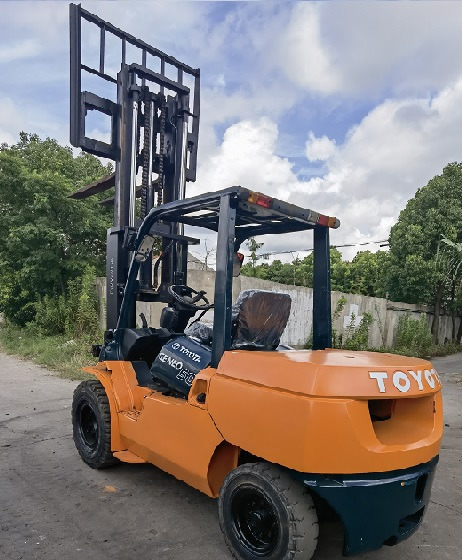 Used Toyota FD50 forklift - Empilhadeira a diesel: foto 2 Used Toyota FD50 forklift - Empilhadeira a diesel: foto 2