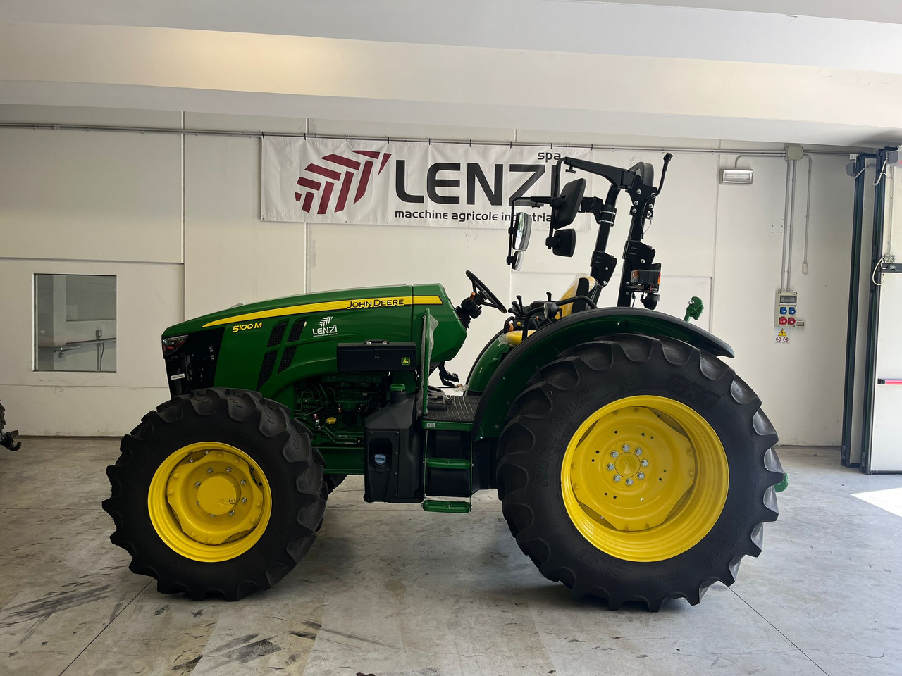JOHN DEERE 5100 M - Trator: foto 1 JOHN DEERE 5100 M - Trator: foto 1