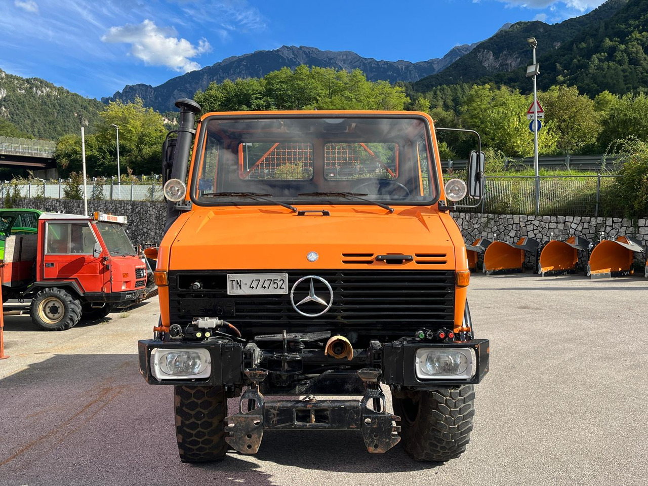 MERCEDES BENZ UNIMOG U1200 – 70 - Caminhão basculante: foto 3 MERCEDES BENZ UNIMOG U1200 – 70 - Caminhão basculante: foto 3